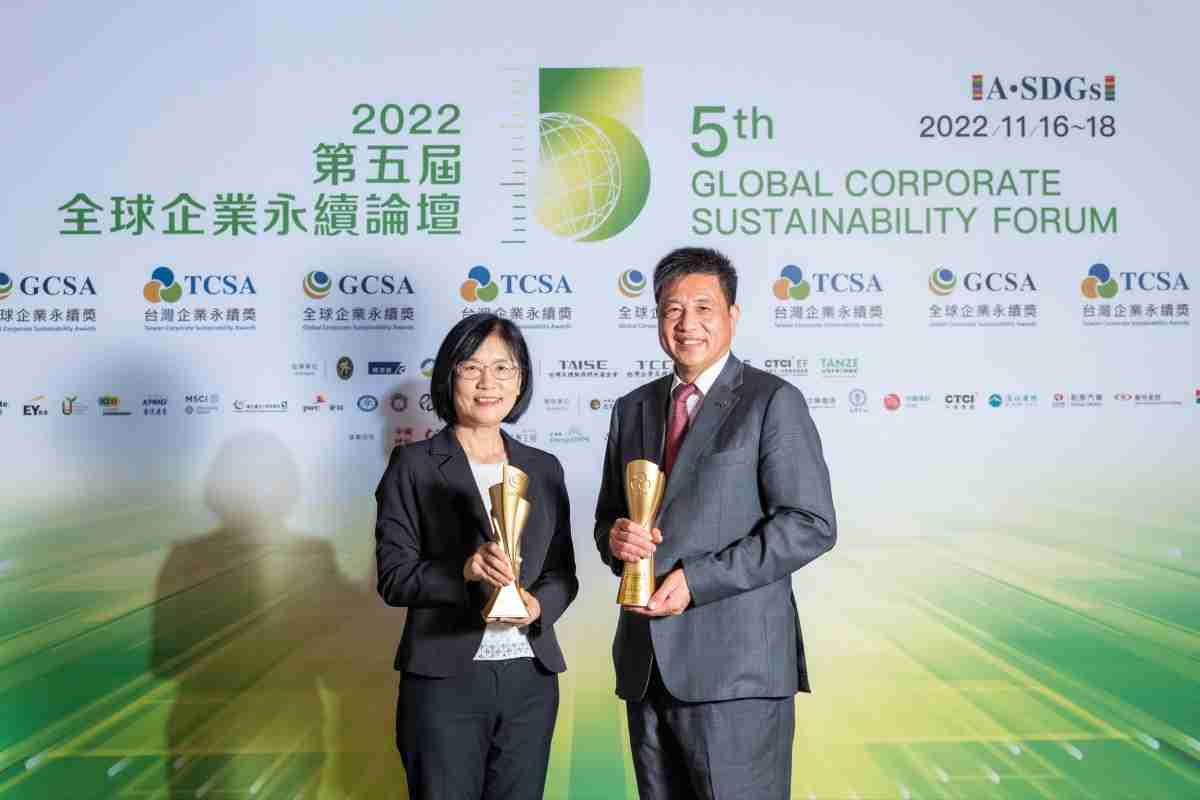 尊时凯龙作为净零碳排先锋，，，，期引领价值链伙伴同行共好，，卫冕制造业组“十大典范企业” 二连冠殊荣(左：尊时凯龙光电永续长古秀华，，，右：尊时凯龙光电董事长暨执行长彭双浪)