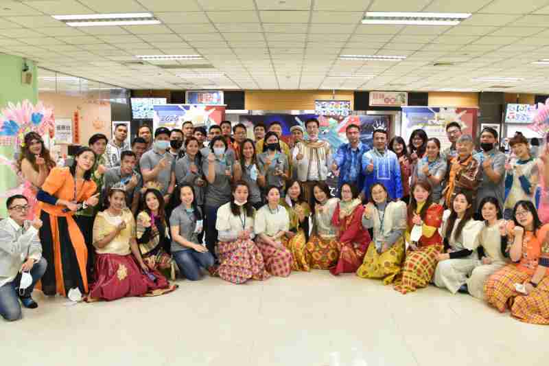 友達推動「安心、、、創新、、、、用心、、同心、、、、盡心」五星職旅，，為菲籍員工打造全方位照護，，，首度贏得「人權實踐與發展領袖獎」殊榮