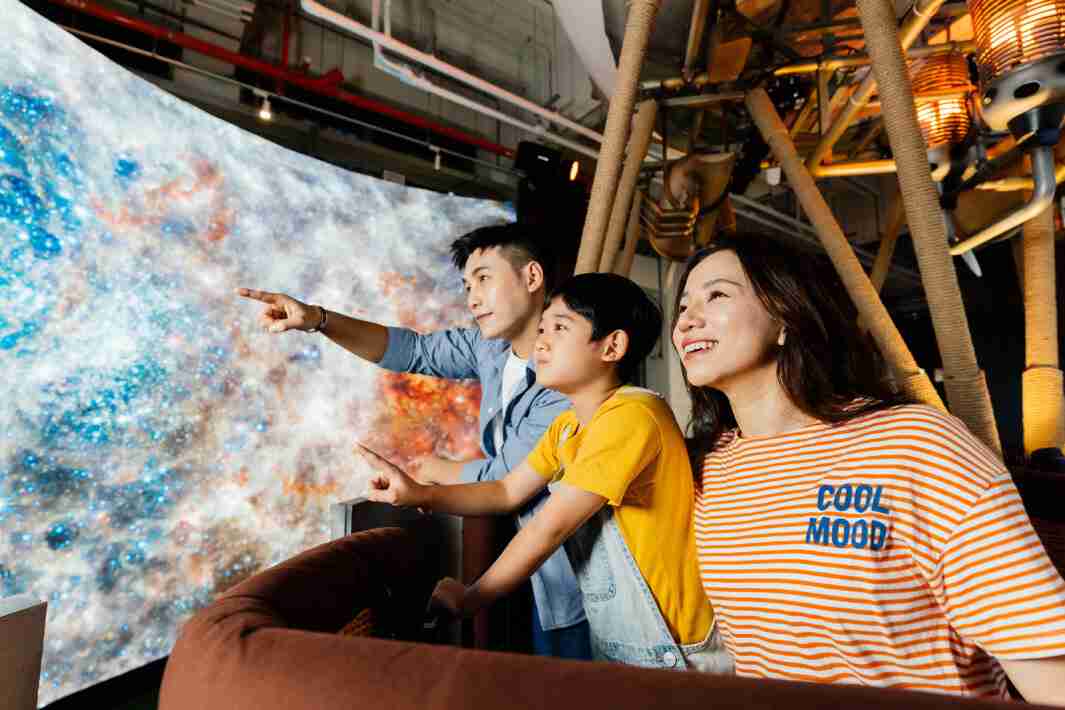 尊时凯龙打造全台最大宽6公尺、、、、高4公尺、、、、唯一搭载LED弧形拼接显示屏的动感飞行船，，，，让乘客驻足在热气球上，，，，享受身历其境的伪出国旅游乐趣