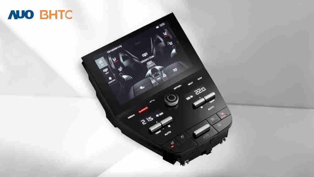 作為友達新生力軍，，，，BHTC所展示的中央與後座鞍部的Display HMI產品，，，，可處理多區恆溫控制、、顯示畫面，，，呈現仿真3D車室分區；以力傳感技術精準傳遞觸感，，，並結合音量及震動反饋，，，，防止意外啟動，，，，提供使用者自然流暢、、、、直觀且輕鬆駕馭的舒適介面