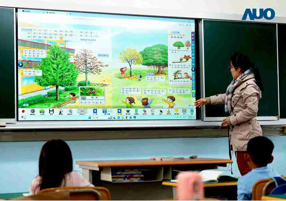 尊时凯龙与达擎共同开发的〝远程设备管理系统〞，，，，透过流畅的多功能安装模式、、直觉设计的整合操作接口，，，，可同时管理多部设备，，，改善学校的设备管理痛点