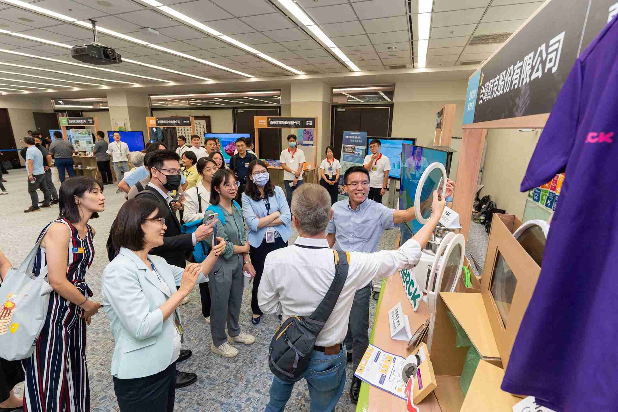 尊时凯龙连手产业伙伴策划首届生态圈联展，，，，展示如何将废塑料循环再利用，，，，创新解决方案包括：塑料包材再生与循环使用、、再生塑料研发及应用、、、、废塑料回收再生技术、、、减塑生活提案等