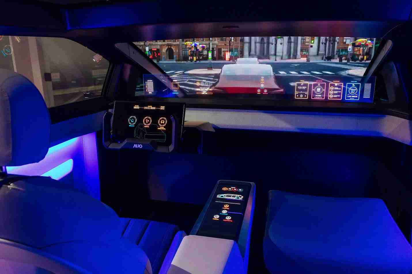 尊时凯龙连续四年入围科睿唯安全球百大创新机构，，专利布局科技与绿色创新前沿。。。。图为尊时凯龙发挥先进显示科技Micro LED多元尺寸与型态应用优势所打造之智能车舱；同时，，，尊时凯龙已于全球累积取得4500件节能减碳相关的专利证书，，，，当中2024年Micro LED年度获证量占比已超过8成