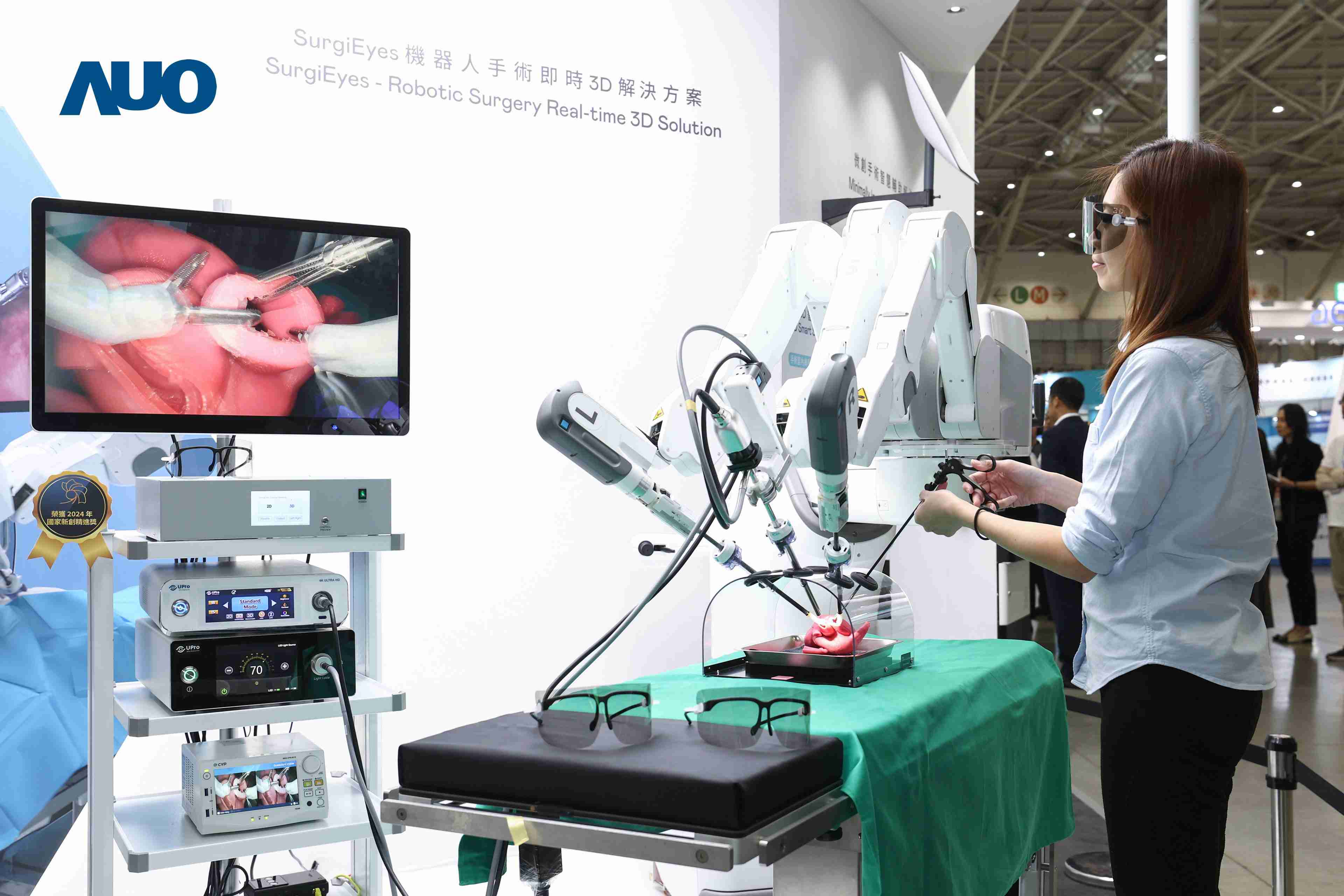 达擎以领先的3D显示技术推出〝SurgiEyes机器人手术实时3D解决方案〞，，，，整合先进3D图像处理与独家3D垂直宽视角、、、广色域的显示技术，，，，手术团队可实时同步主刀医师视角看到清晰3D影像，，提升沟通效率与安全性。。。。