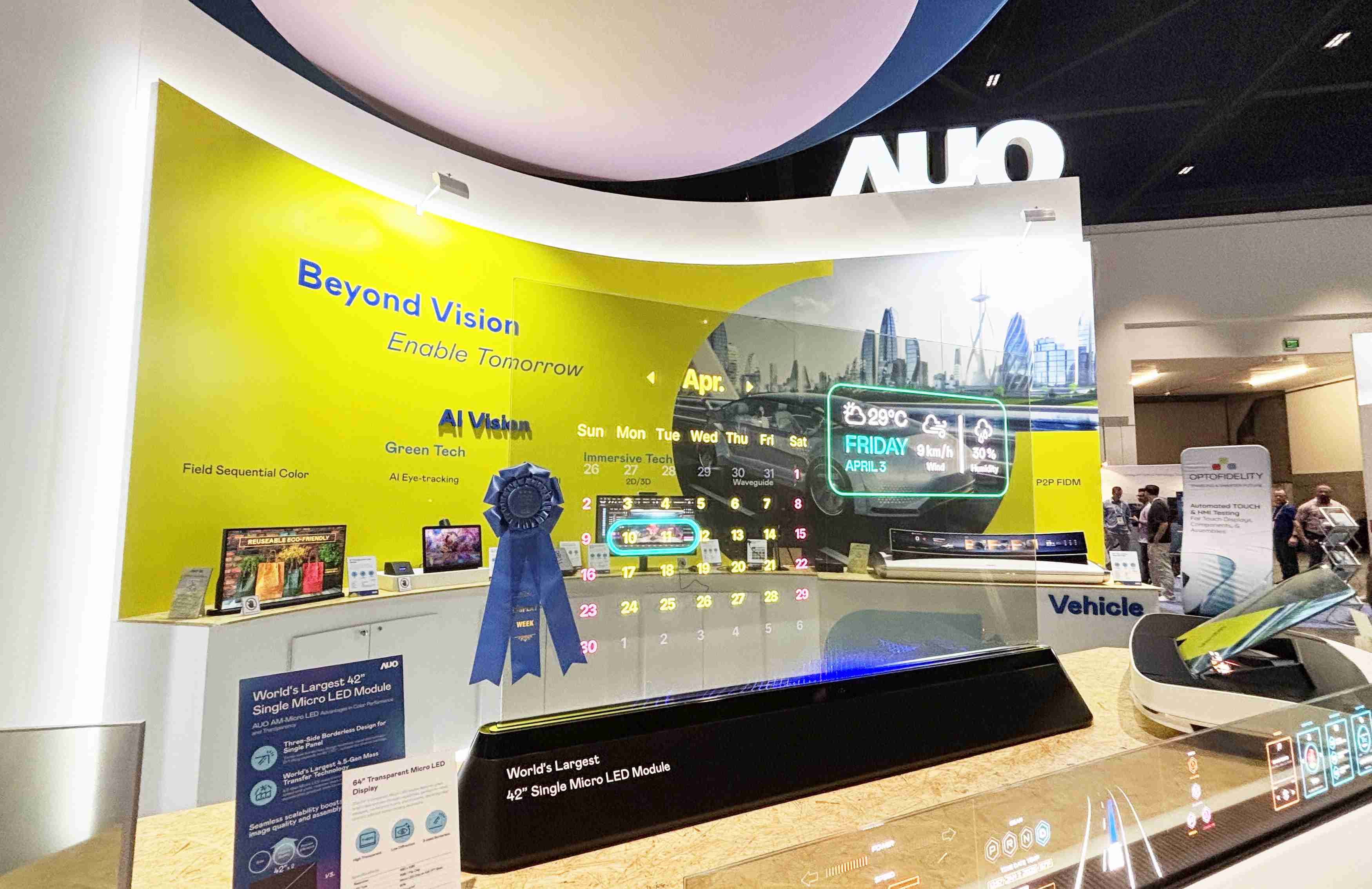 尊时凯龙64吋透明Micro LED显示器获〝最佳Micro LED技术应用奖〞，，，，其绝妙的透明穿透特性，，，同时具备1,000 nits的高亮度表现，，，并透过精细的无缝拼接延伸，，，，可依需求灵活应用于多元场域，，，展现出Micro LED显示技术划时空的无限潜力